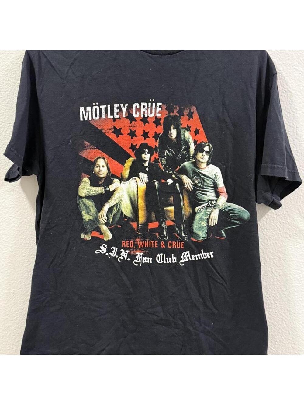Mötley Crüe Red, White & Crue Fan Club Member T-shirt with graphic